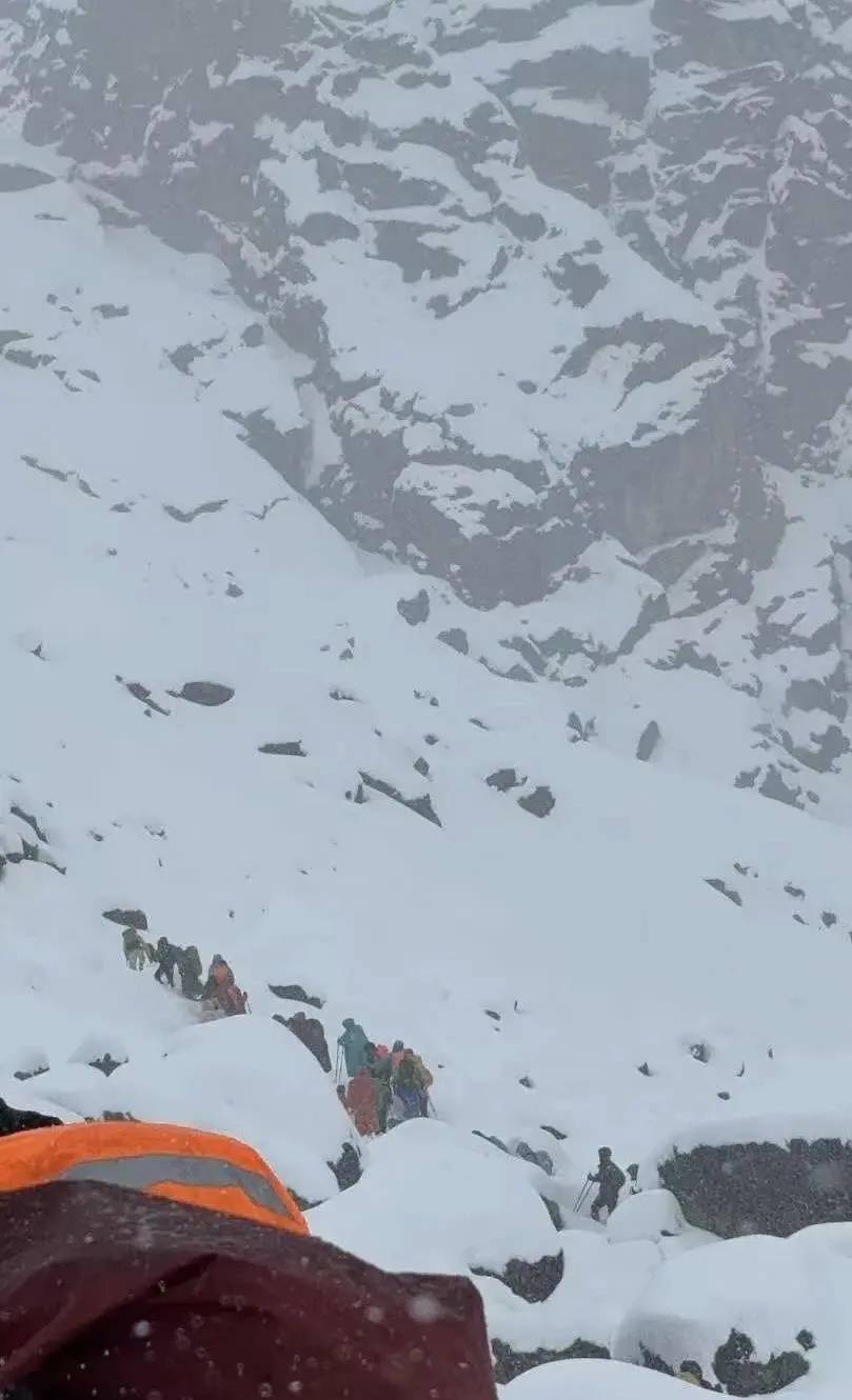 珠峰景区游客被困最新进展：已有350名游客获救<strong></p>
<p>夜币</strong>，其余200多名游客已全部取得联系