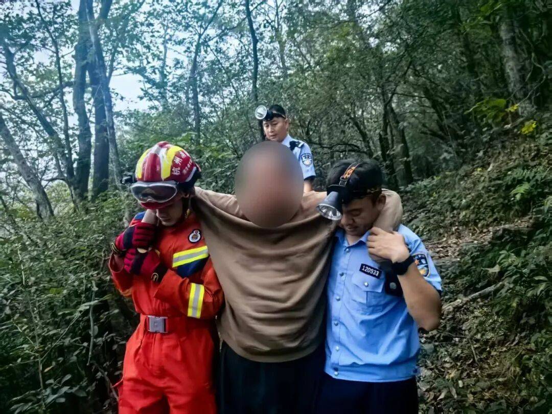 杭州一山脚下<strong></p>
<p>夜币</strong>，网约车司机报警！从清晨等到深夜，未等到乘客下山……紧急搜救！