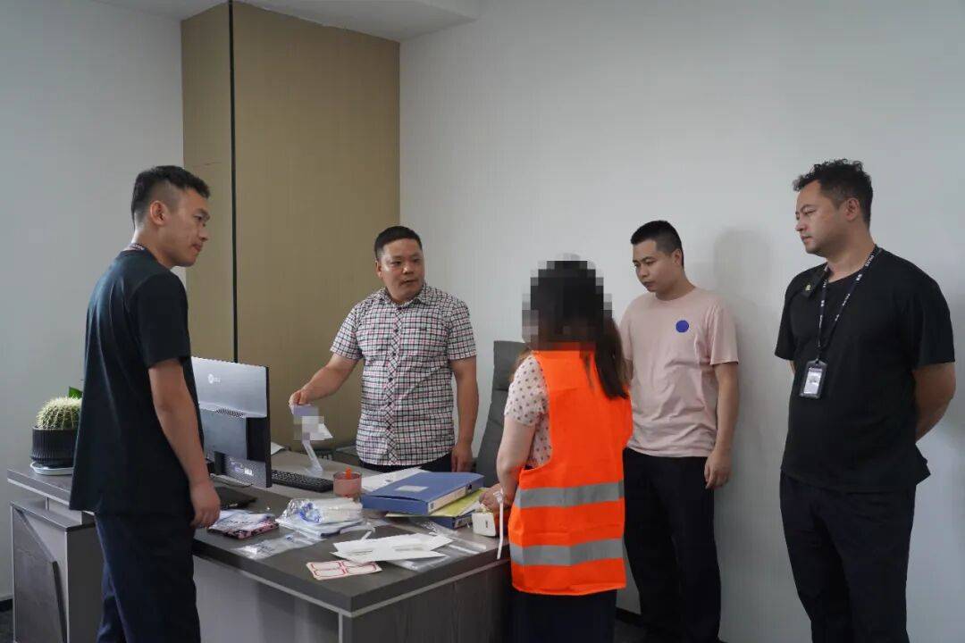 “大师”<strong></p>
<p>夜币</strong>，你算到自己今天被抓了吗？