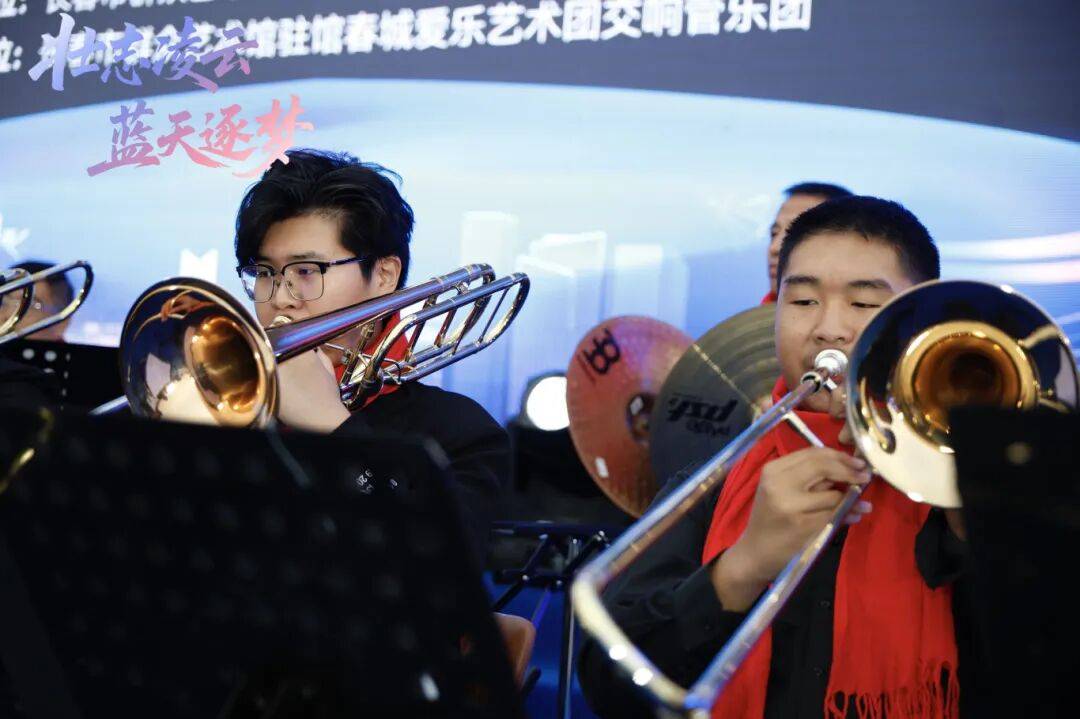 DNA彻底动了！全场跟唱<strong></p>
<p>夜币</strong>，这氛围太顶了！