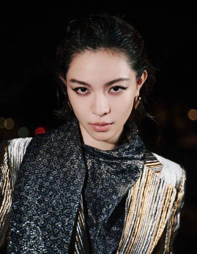 时装周上的女明星<strong></p>
<p>夜币</strong>，秋冬氛围感一键封顶！