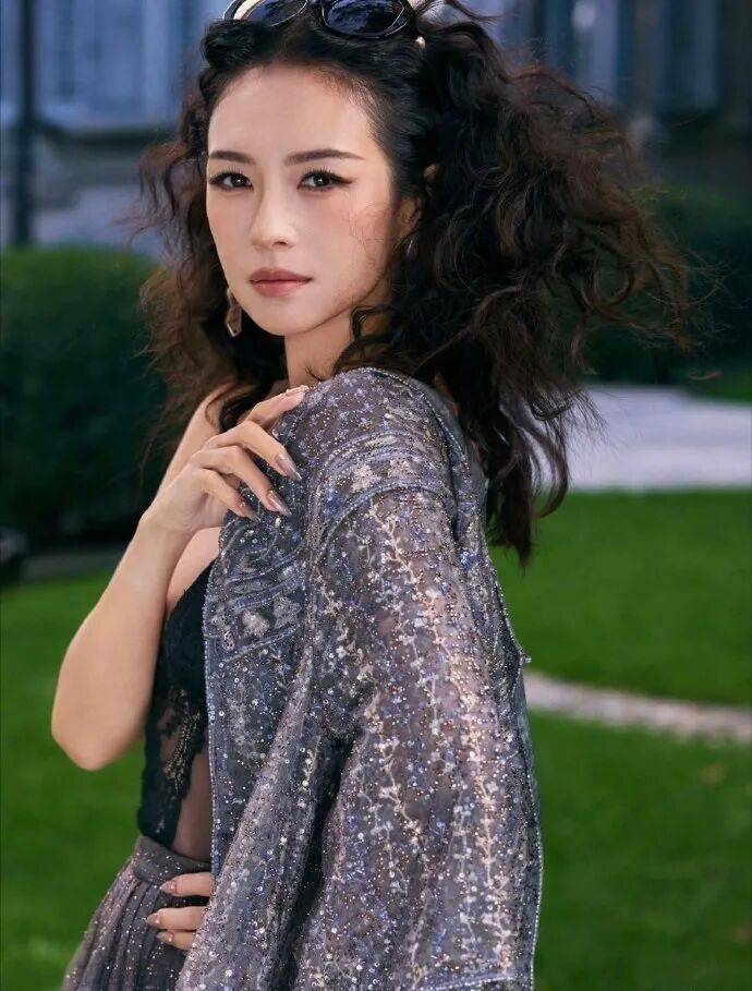 时装周上的女明星<strong></p>
<p>夜币</strong>，秋冬氛围感一键封顶！