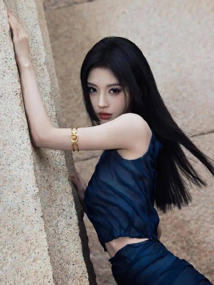 时装周上的女明星<strong></p>
<p>夜币</strong>，秋冬氛围感一键封顶！