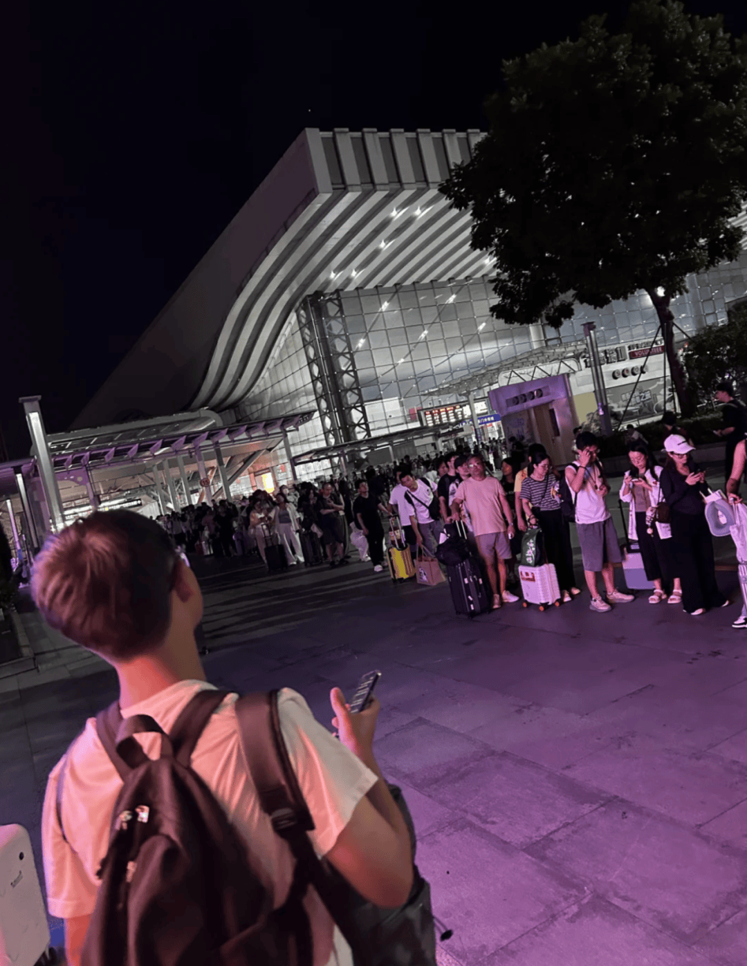 深圳北站凌晨返深被刷爆<strong></p>
<p>打币子</strong>！附近叫车超200人？别慌！公交地铁加班护送