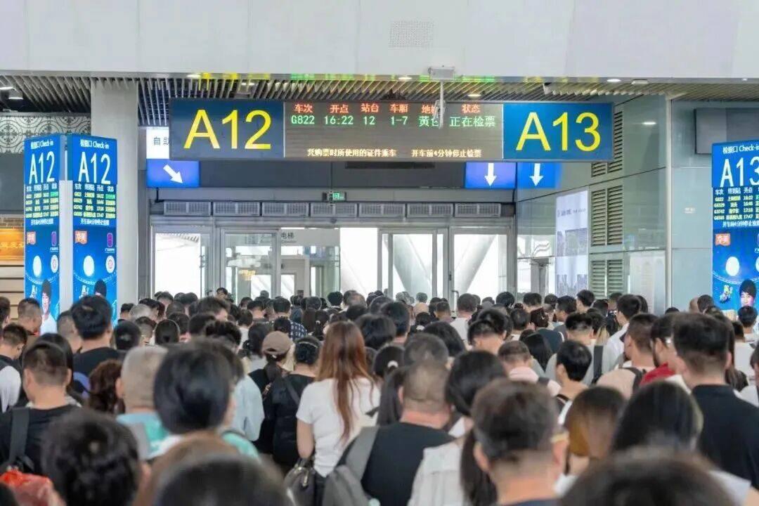 深圳北站凌晨返深被刷爆<strong></p>
<p>打币子</strong>！附近叫车超200人？别慌！公交地铁加班护送