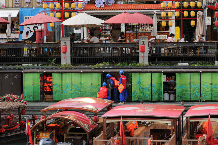 阖家团圆时<strong></p>
<p>打币子</strong>，他们守护蓉城灯火