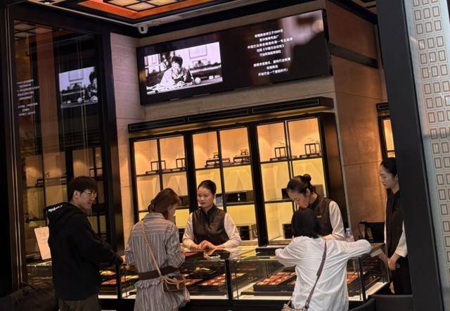 金价创历史新高！北京黄金消费“量价齐飞”<strong></p>
<p>打币子</strong>，年轻人买金饰当“理财”，买涨不买跌成共识｜华夏双节观察