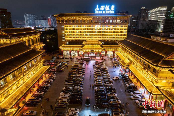百年山西饭店夜景走红 古建新韵吸引游客