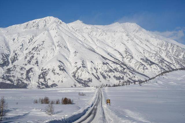 新疆喀纳斯景区遭遇降温降雪，道路仍处于管制状态