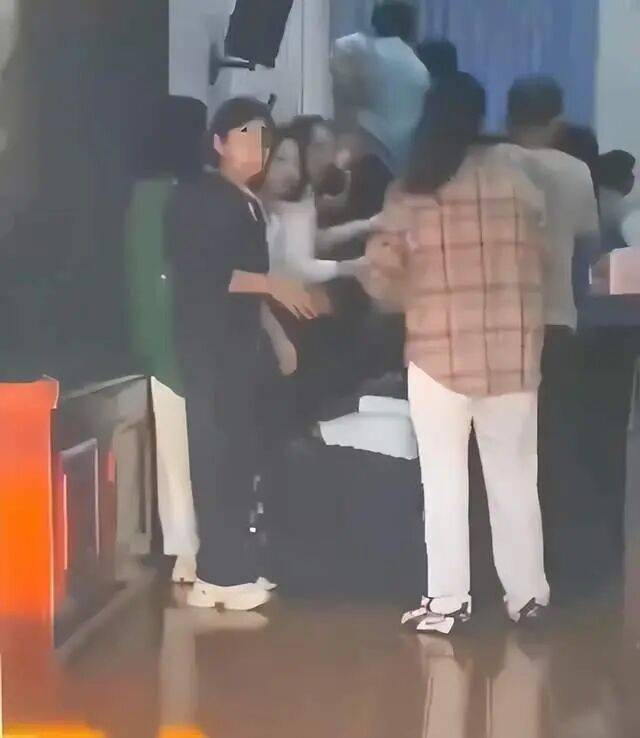 家长们跪成一排<strong></p>
<p>打币子</strong>，学生蒙眼从背上踩过？教育局回应河南一中学举办活动引热议：正调查处理