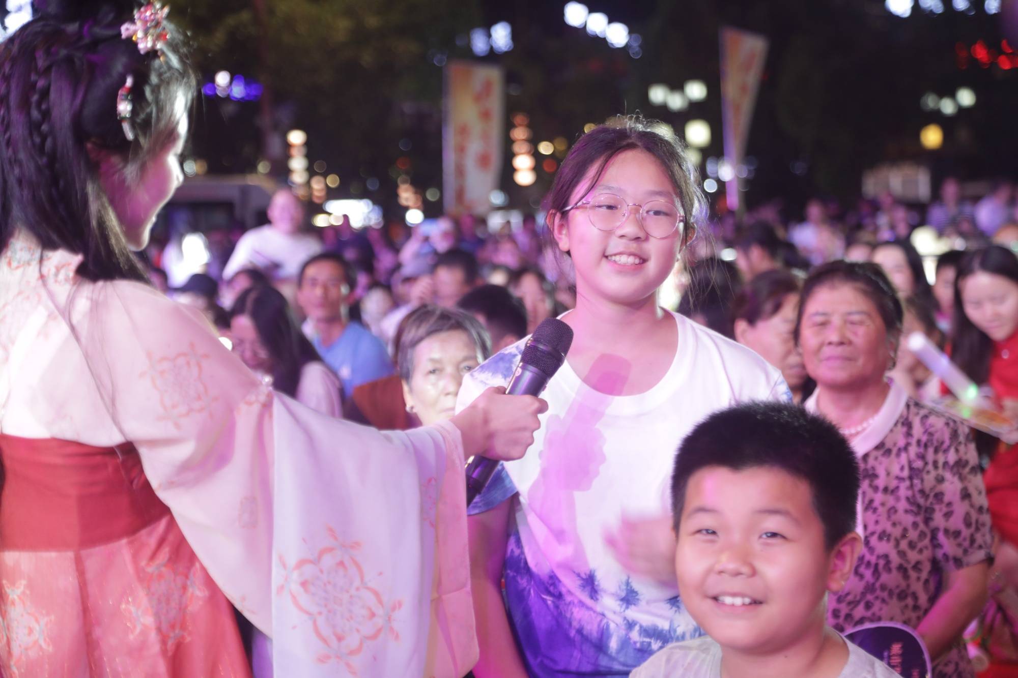 月映火塘 悦唱荔波<strong></p>
<p>打币子</strong>！这场中秋音乐晚会点燃团圆夜