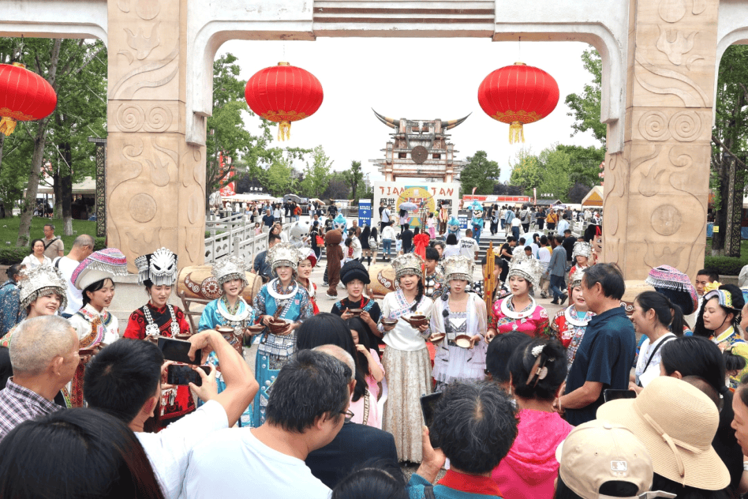 同比增长27%<strong></p>
<p>币资讯</strong>！双节假期天河潭景区接待游客超21万人次