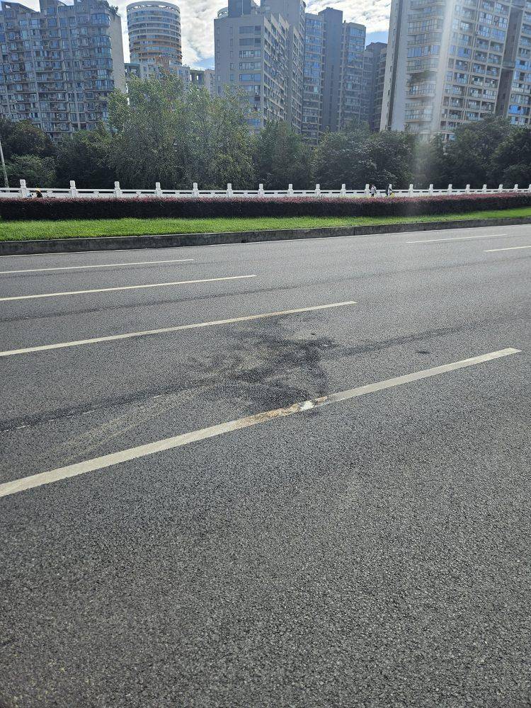 成都发生一起严重交通事故<strong></p>
<p>币圈信息</strong>，上游新闻实地探访：燃烧留下的印记仍在