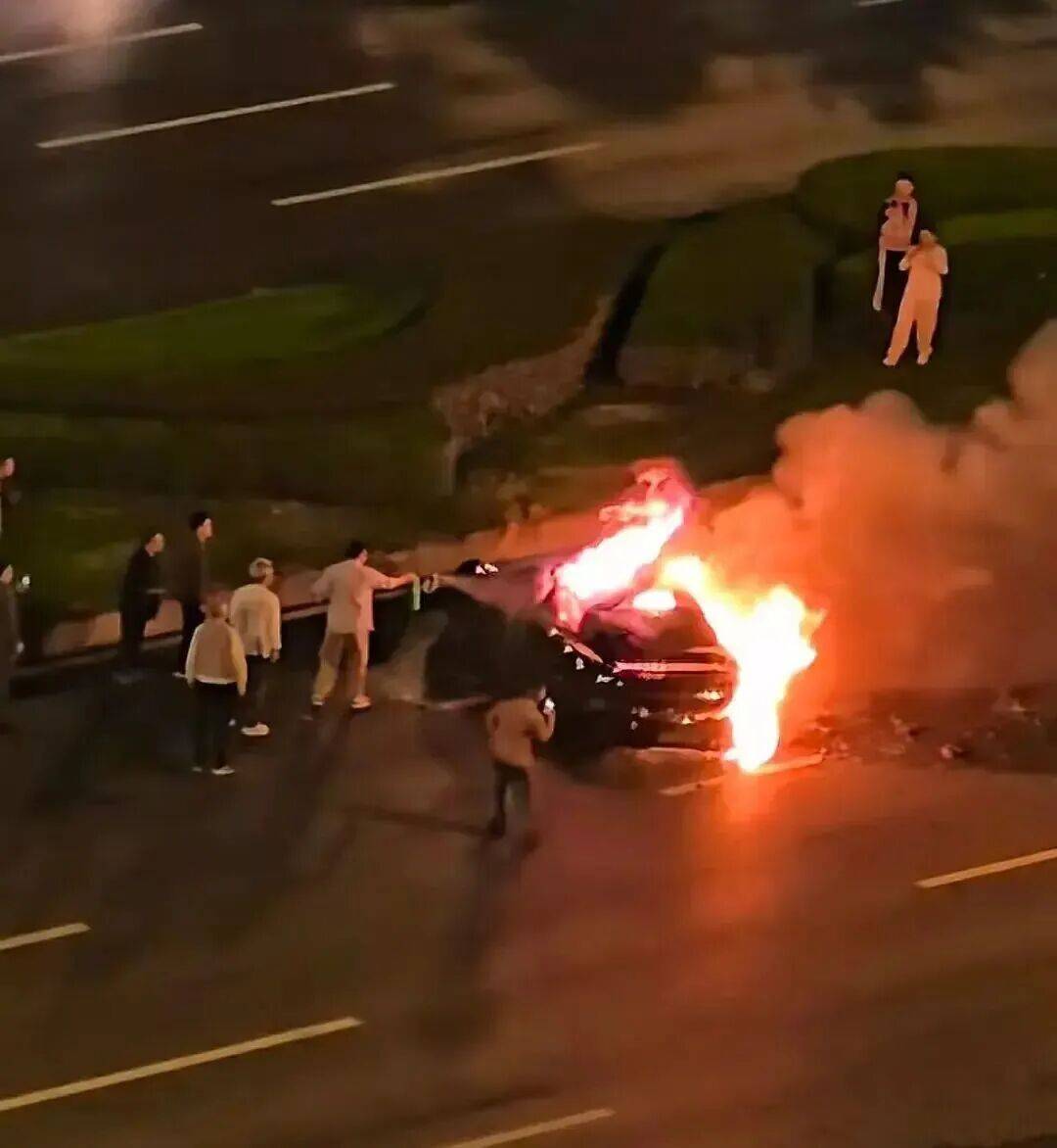 一辆SU7碰撞后爆燃<strong></p>
<p>币圈信息</strong>，多人救援未果！小米股价重挫近8%！