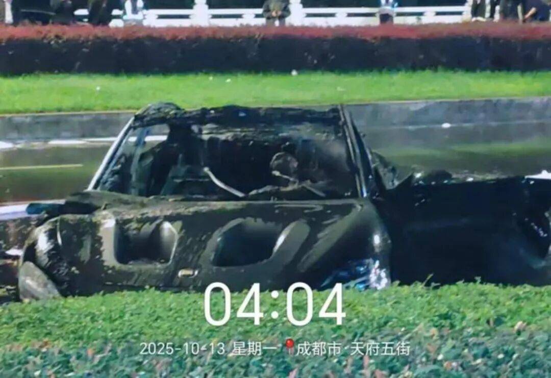 一辆SU7碰撞后爆燃<strong></p>
<p>币圈信息</strong>，多人救援未果！小米股价重挫近8%！