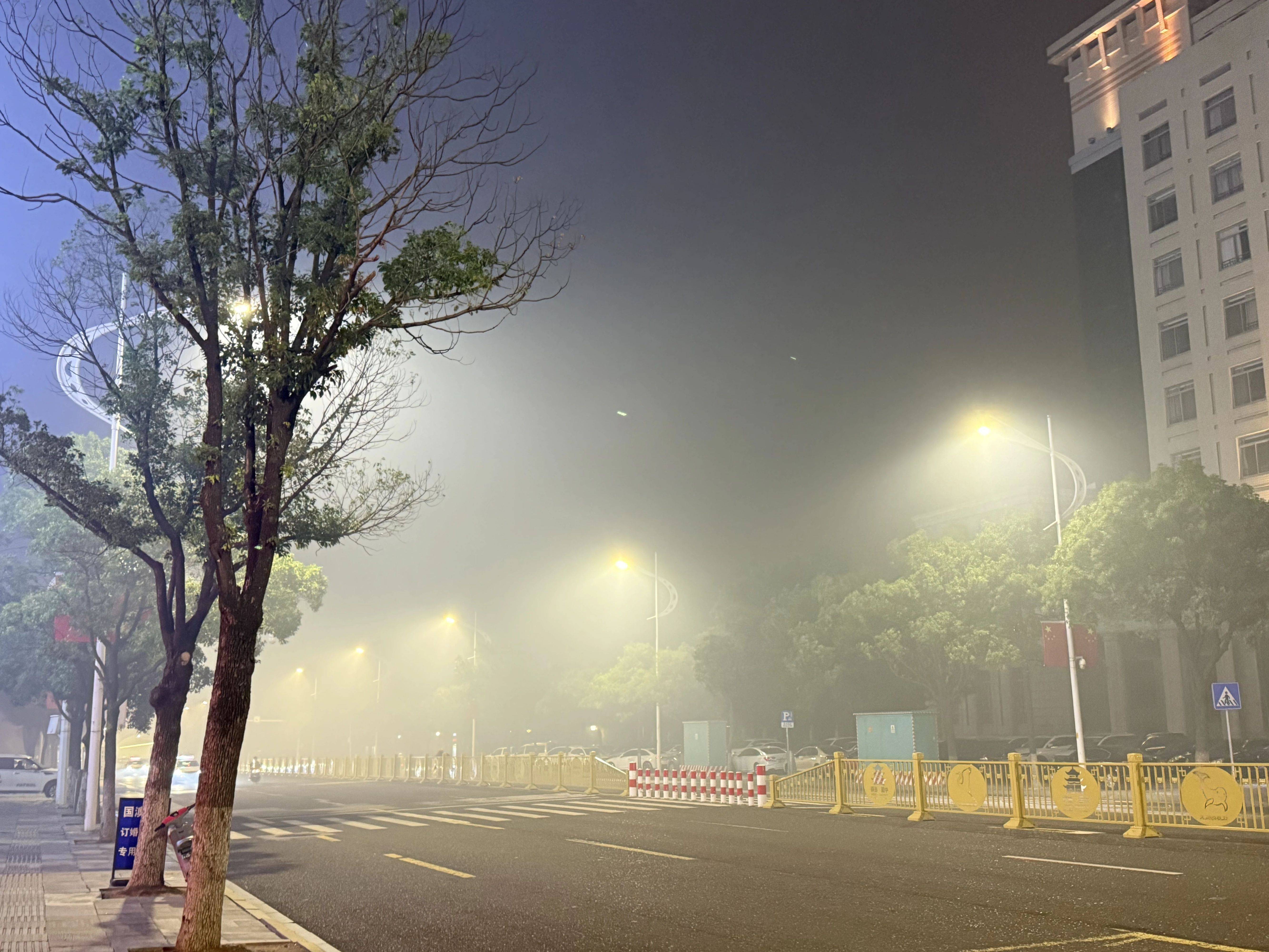 官方回应岳阳“烟雾锁城”：上游烧秸秆