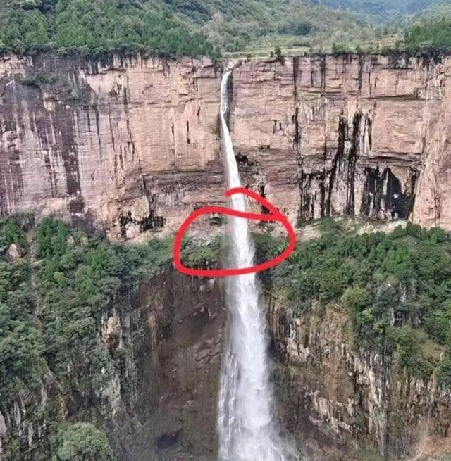 河南拍照坠崖大学生已确认身亡<strong></p>
<p>有币下载</strong>，救援人员：遗体在水潭3米深处找到