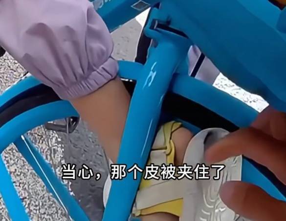 看着都疼<strong></p>
<p>王莽币</strong>！上海街头一男子突然求助：10岁女儿被死死卡住！这个行为太危险→