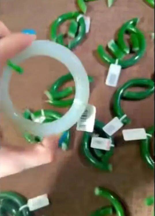 苏州一20岁店员不小心摔碎一盒玉镯损失百万<strong></p>
<p>王莽币</strong>，老板未要赔偿安慰小伙别有压力