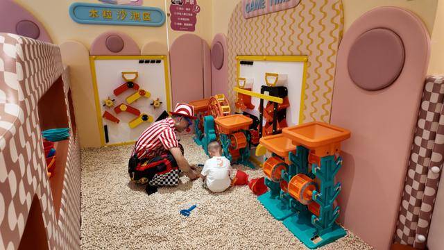 海底捞<strong></p>
<p>王莽币</strong>，和西贝“抢娃”