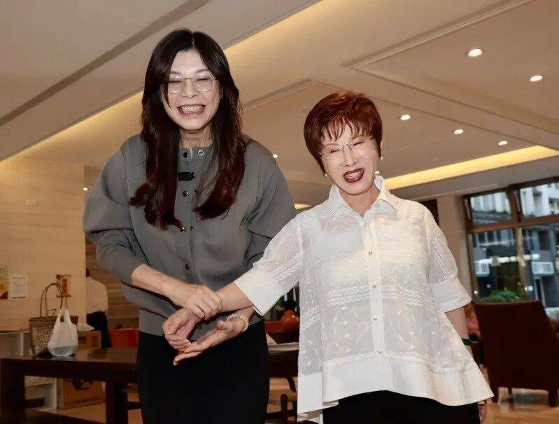 到底支持谁当党主席？当着郑丽文的面<strong></p>
<p>马兰币</strong>，洪秀柱说出了自己的答案