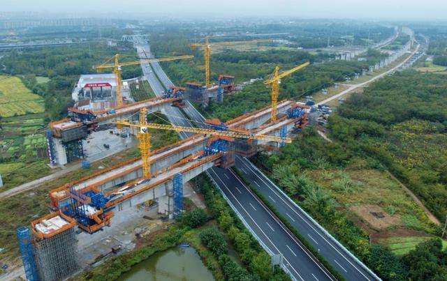 宁淮左线六合特大桥跨205国道连续梁合龙