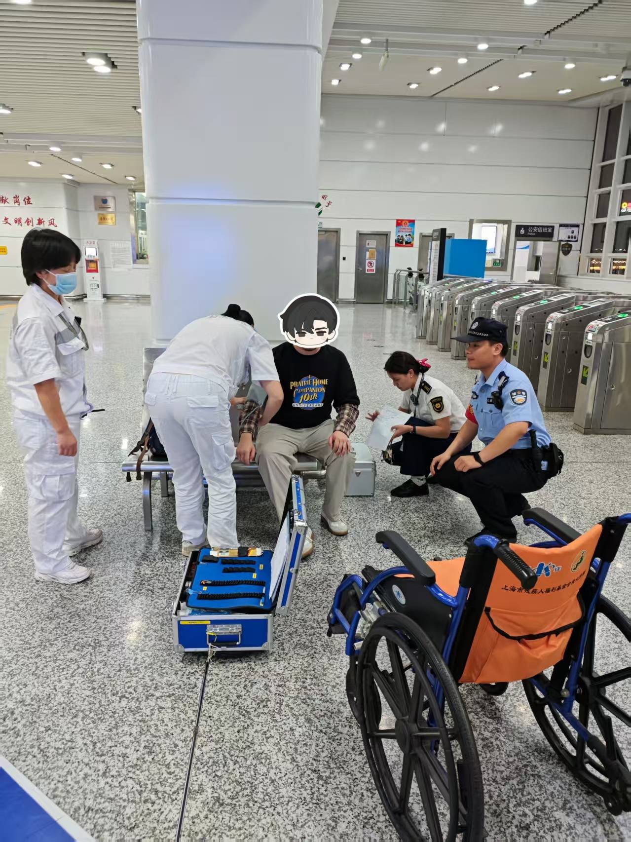 旅客长沙下飞机欲乘坐磁浮列车往城区找朋友<strong></p>
<p>链币</strong>，突发呼吸不畅，民警与医护人员接力救援