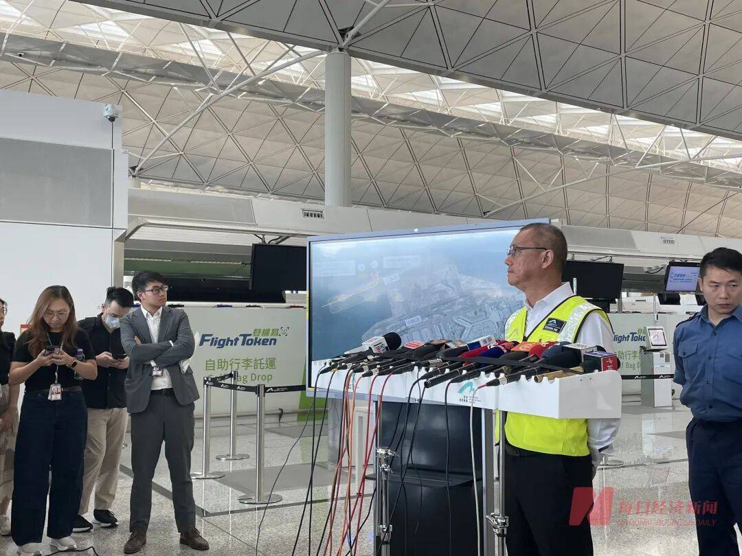 机身断成两截<strong></p>
<p>链币</strong>，2名遇难者在海下约7米处被找到，巡逻车在飞机跑道外被撞进海里，香港机场飞机坠海事故更多细节披露