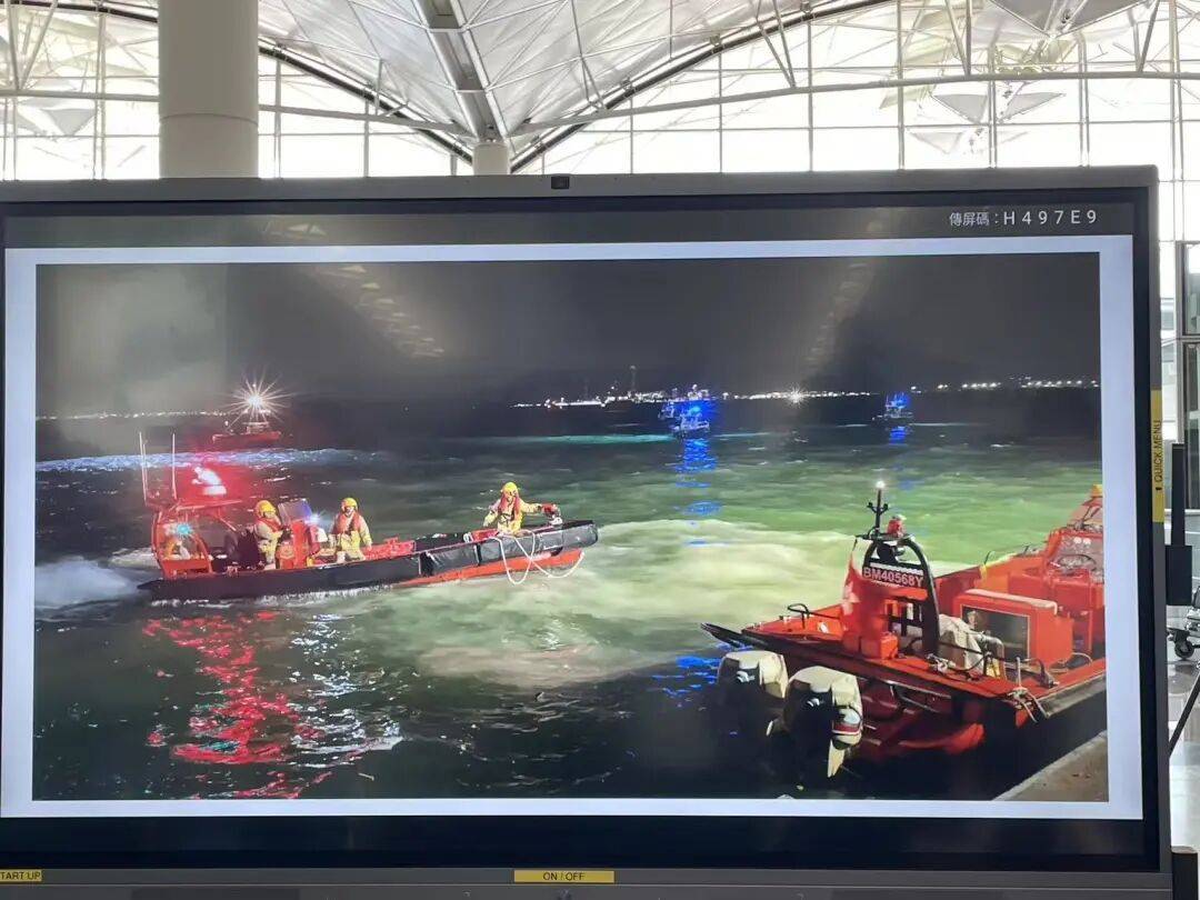 机身断成两截<strong></p>
<p>链币</strong>，2名遇难者在海下约7米处被找到，巡逻车在飞机跑道外被撞进海里，香港机场飞机坠海事故更多细节披露