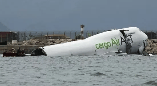 机身断成两截<strong></p>
<p>链币</strong>，2名遇难者在海下约7米处被找到，巡逻车在飞机跑道外被撞进海里，香港机场飞机坠海事故更多细节披露