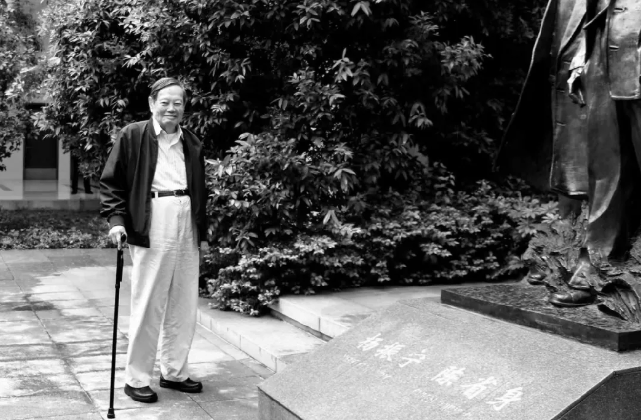 杨振宁为什么连续32年担任东莞理工学院名誉校长<strong></p>
<p>链币</strong>？