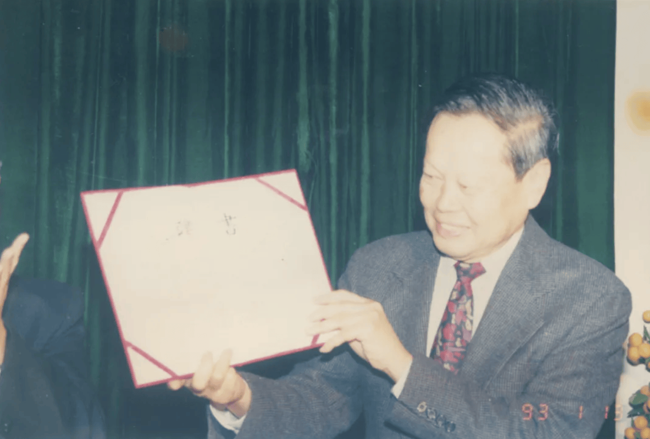 杨振宁为什么连续32年担任东莞理工学院名誉校长<strong></p>
<p>链币</strong>？