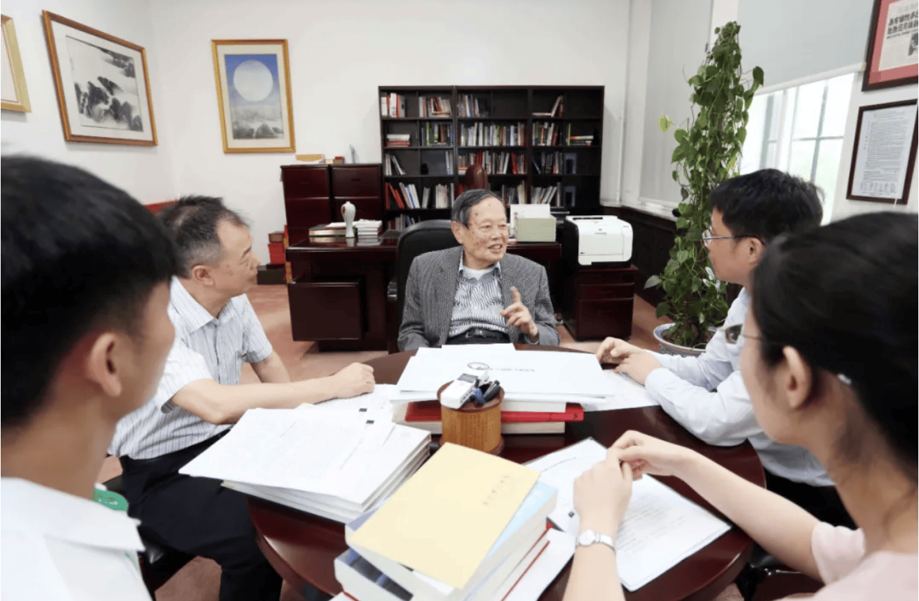 杨振宁为什么连续32年担任东莞理工学院名誉校长<strong></p>
<p>链币</strong>？