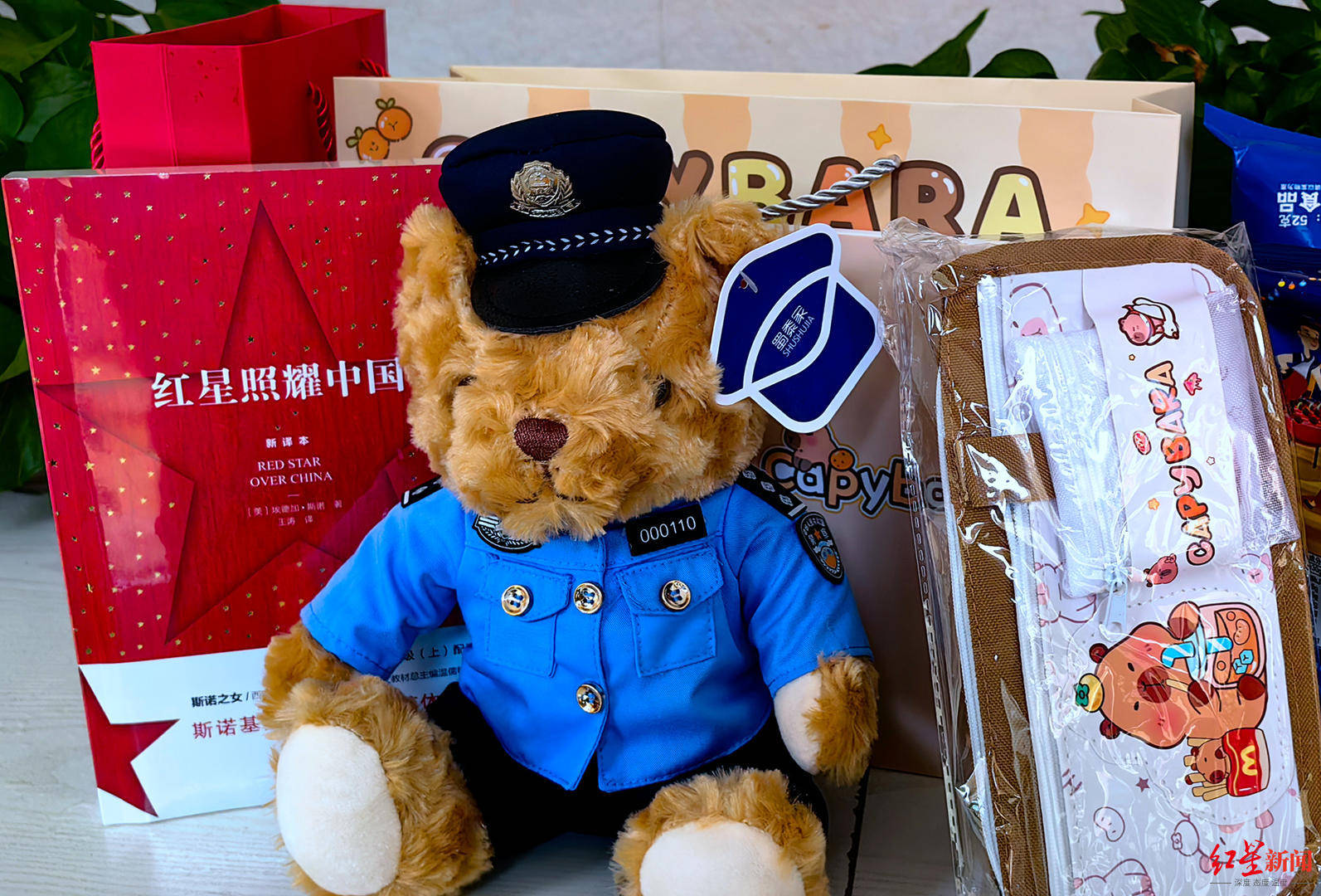 初二男生捡到1.4万余元现金<strong></p>
<p>cbb炒币</strong>，淡定拍视频后报警物归失主，民警送“奖”到校园