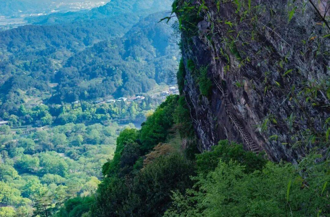 为什么年轻人迷上了爬山？ | 秋高气爽<strong></p>
<p>cbb炒币</strong>，是时候出发了→