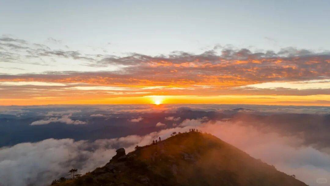 为什么年轻人迷上了爬山？ | 秋高气爽<strong></p>
<p>cbb炒币</strong>，是时候出发了→
