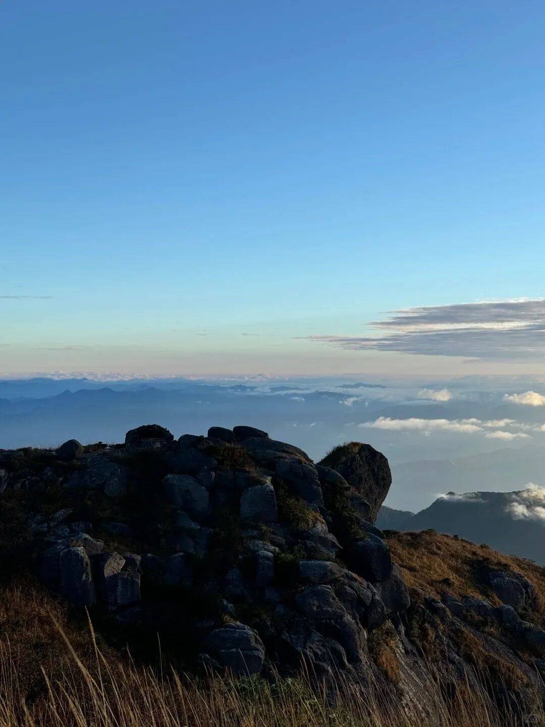 为什么年轻人迷上了爬山？ | 秋高气爽<strong></p>
<p>cbb炒币</strong>，是时候出发了→