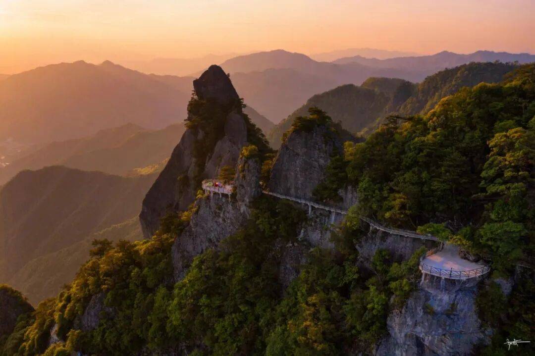 为什么年轻人迷上了爬山？ | 秋高气爽<strong></p>
<p>cbb炒币</strong>，是时候出发了→