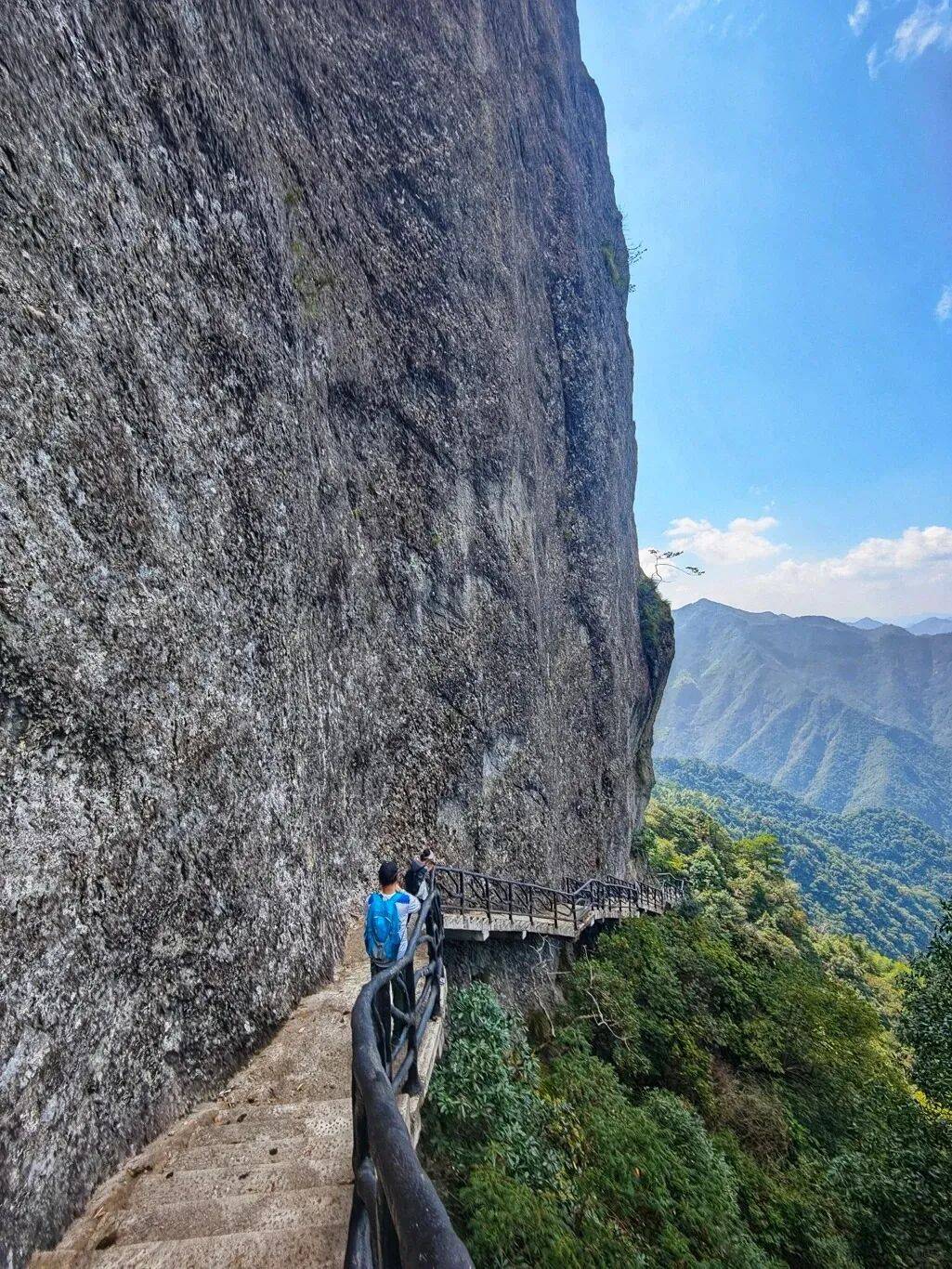 为什么年轻人迷上了爬山？ | 秋高气爽<strong></p>
<p>cbb炒币</strong>，是时候出发了→