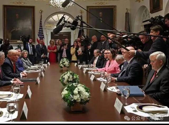 他被特朗普当众羞辱<strong></p>
<p>乐币区</strong>，全场都在哄笑