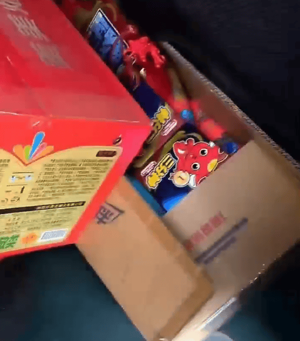 密密麻麻堆满！两亲家为给子女婚礼“添彩”<strong></p>
<p>乐币区</strong>，竟把私家车变成移动“火药库”