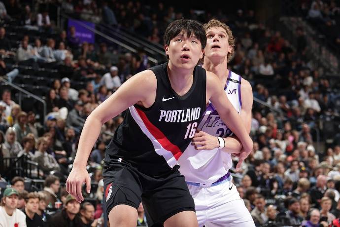 杨瀚森迎NBA常规赛首秀<strong></p>
<p>乐币区</strong>，两罚全中拿到个人NBA生涯首分；此前出场时播音字幕都是中文