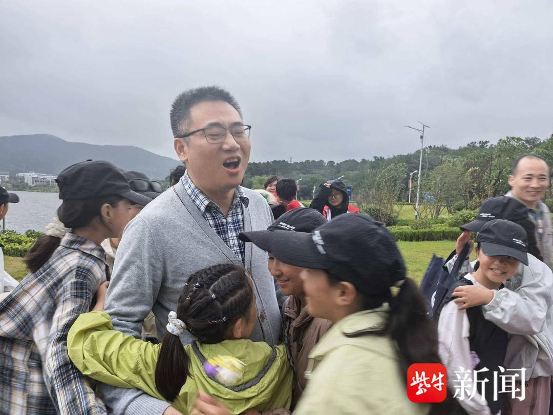 “叔叔是江苏的<strong></p>
<p>乐币区</strong>，将来一定带你们去看看！”镇江警官不忘承诺，四次组织近百名藏区学子来苏研学