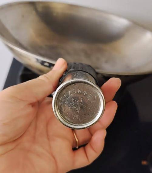 铁锅用了二三十年仍不粘不锈<strong></p>
<p>币得云</strong>，女子在线寻厂家想“再买一个”，厂家称已停产