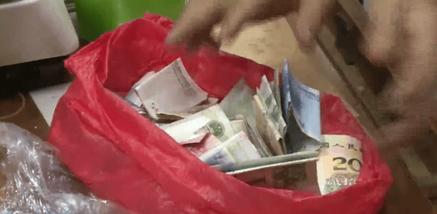 广东一男子两三年持续往批发店无故扔钱<strong></p>
<p>币得云</strong>，店主：每次他都不承认，还钱还把钱送回来