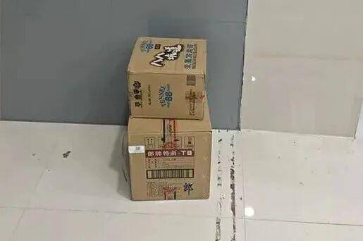 临沂俩小伙偷摸去派出所门口放下<strong></p>
<p>老币兑换价格表</strong>了…