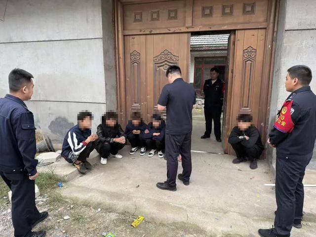 临沂俩小伙偷摸去派出所门口放下<strong></p>
<p>老币兑换价格表</strong>了…