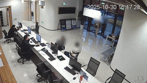 杭州爸爸送女儿进派出所：她卡里还有80多万元……