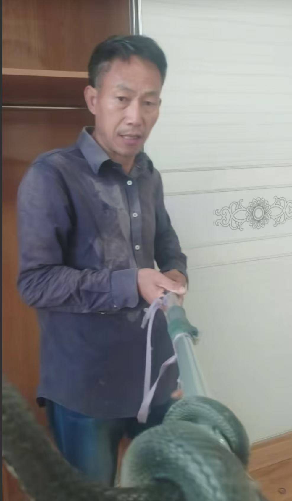 “蛇被我甩开了<strong></p>
<p>幸运链币</strong>，没完全注射毒液”，湖南直播抓蛇被咬伤网红被警方拘留后发声道歉