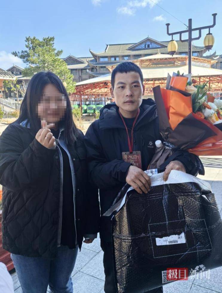 29岁女粉丝专程上山送礼物<strong></p>
<p>借币炒币</strong>，声称想做张家界荒野求生选手“刀疤哥”的老婆